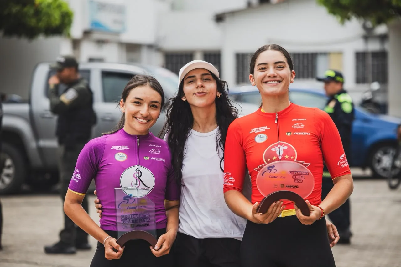 Campeona y subcampeona Anapoima con plaquetas