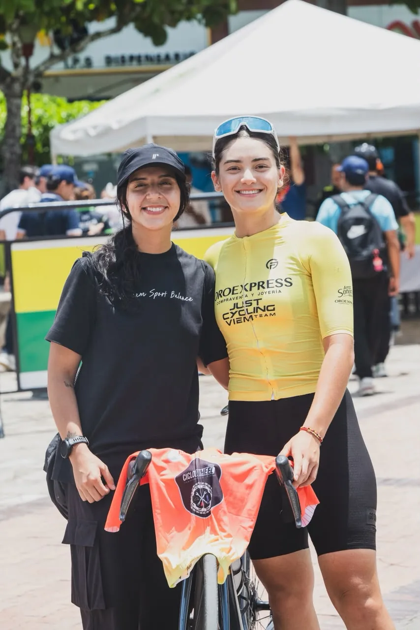 Atleta junto a su bicicleta — Just Cycling Viem Team