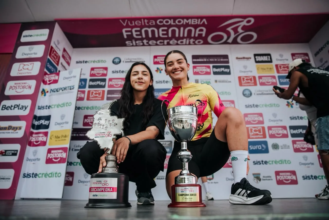 Subcampeona y campeona sub 23 con trofeos