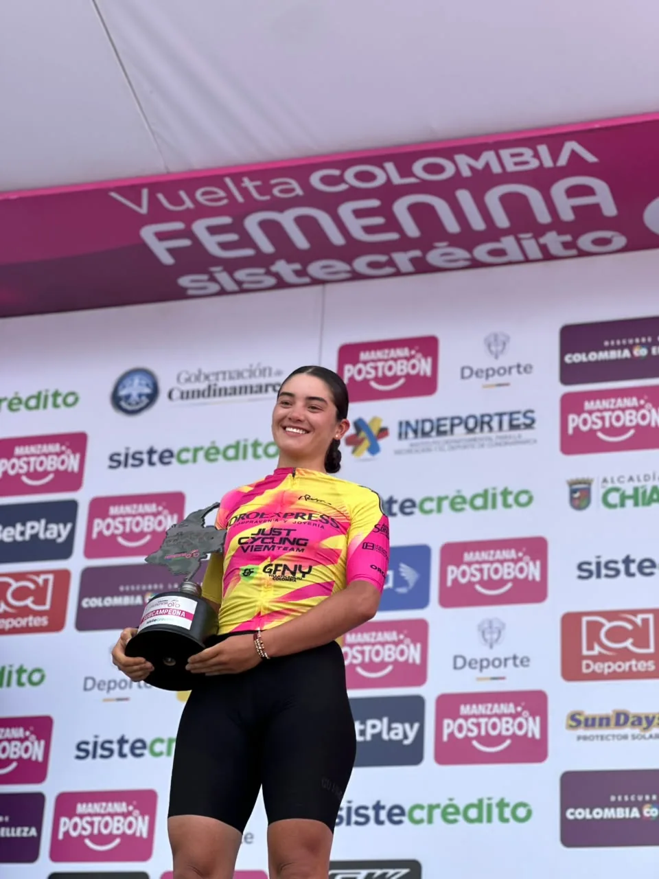 Podio Vuelta Colombia Femenina — trofeo Cundinamarca