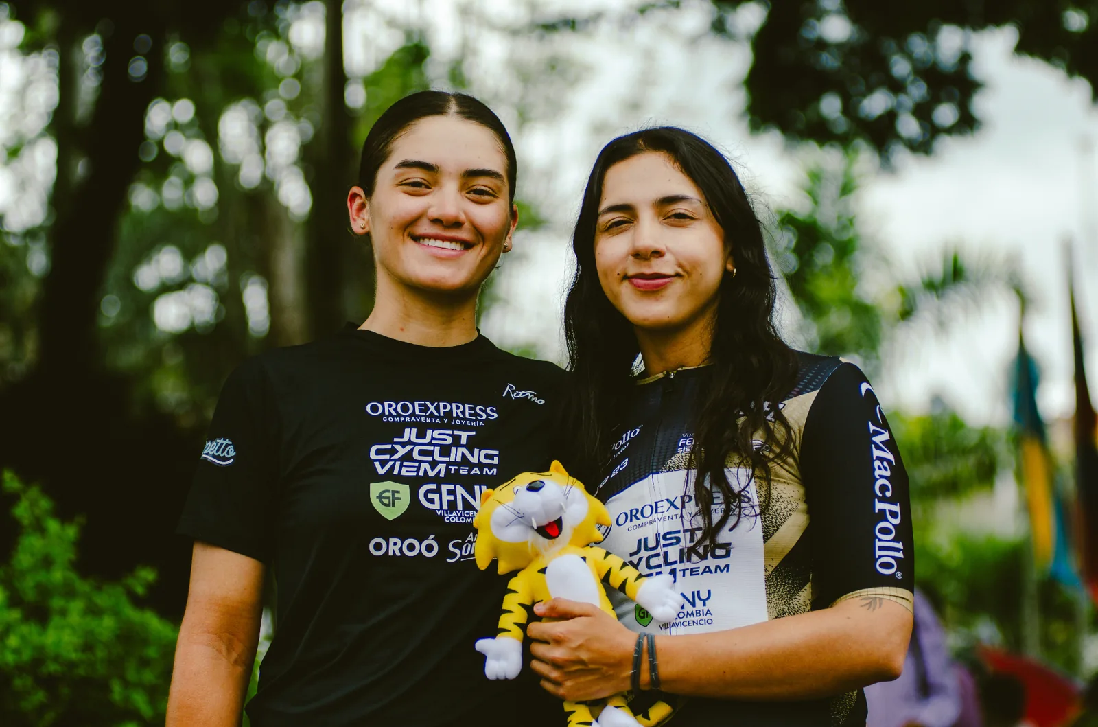 Atletas Just Cycling con mascota Vuelta Femenina